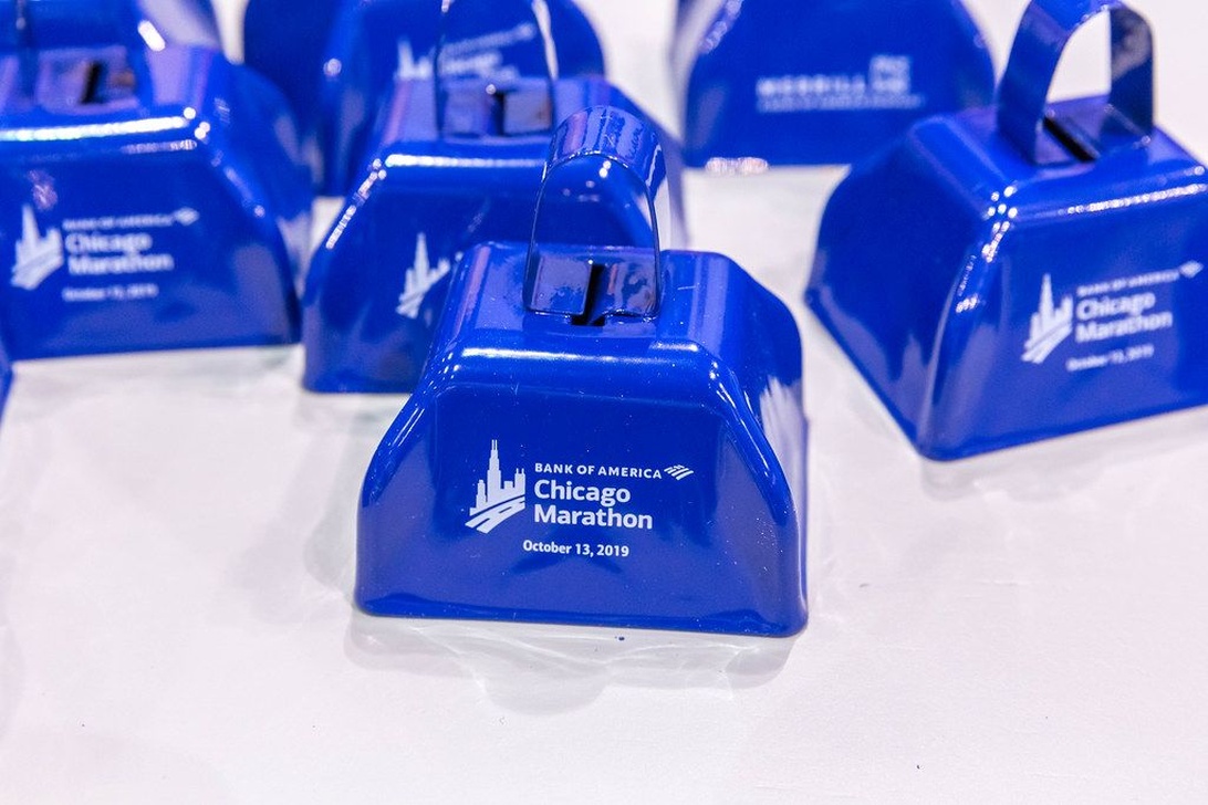 Klarblå koskällor med logotyp för Chicago Marathon, använda som profilprodukter för eventet.
